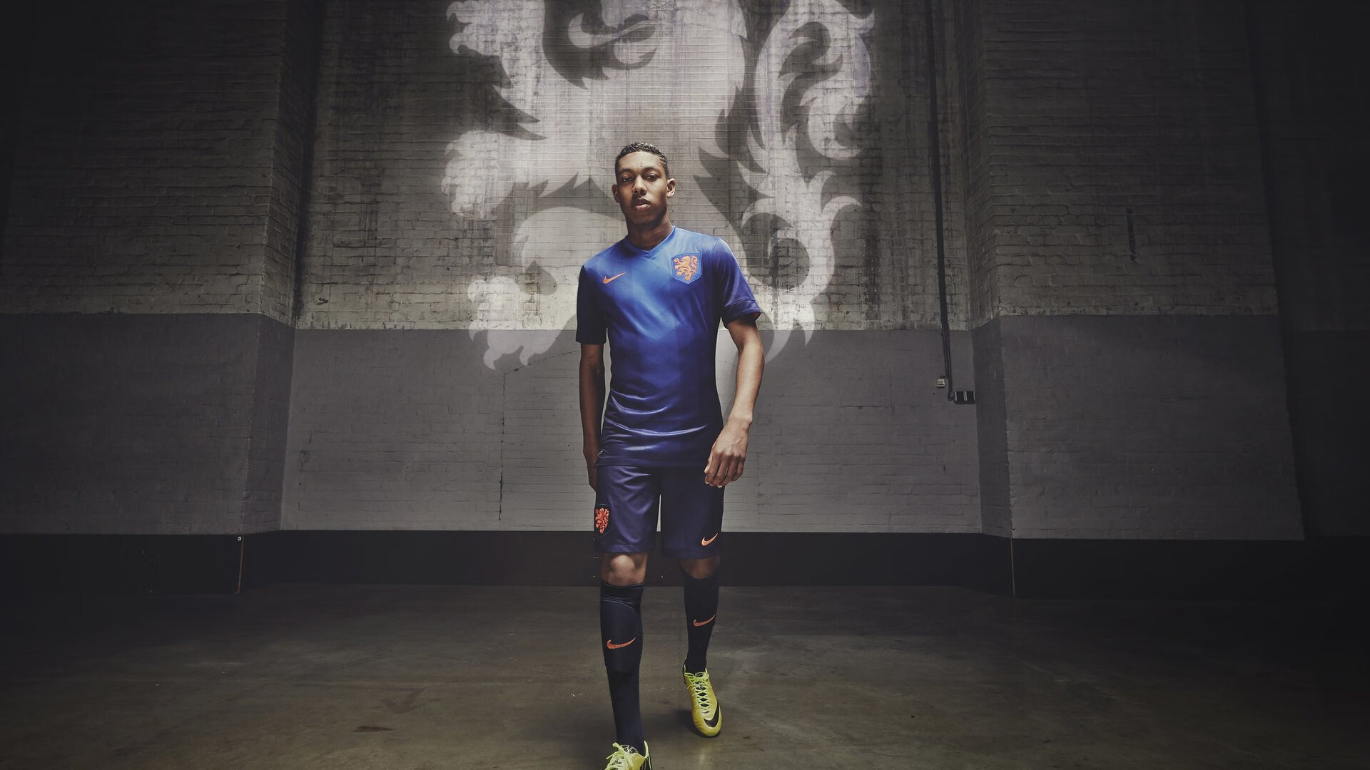 开云体育APP下载-凯莉·麦基翁决赛冲线瞬间震撼全场，凯莉.麦基翁